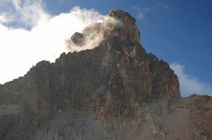 Pohled na 400 vysokou st�nu hory Mt. Ke�a (5.199 m n.m.). Foto: Roman Langr