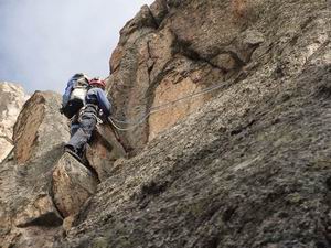 Lezen� ve st�n� Mt. Ke�a. Je to cca 400 m vysok� st�na. P�edstavuj� nejm�n� jeden�cti-d�lkov� lezen�. I nejsnaz�� cesta na Mt. Ke�u m� m�sta s lezeckou obt��nost� IV+, co� p�i v��ce p�esahuj�c� Mt.Blanc klade ur�it� n�roky. Foto: Roman Langr