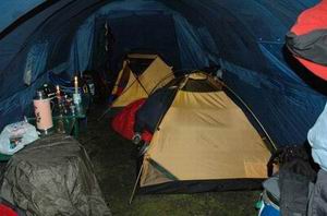 Stany ve stanu! Opravdu tak hnusn� bylo p�i na�em pokusu o zdol�n� z�kladn�ho t�bora. Tady odtud jsme si taky p�inesli na�e nejv�t�� zdravotn� probl�my, kdy� jsme promrzli p�i n�kolikahodinov�m �ek�n� na nosi�e. To jsme je�t� nev�d�li, �e den nato nechaj� n� materi�l roztrou�enej ve v��ce 5 000 m v d�lce n�kolik kilometr� a ute�ou do udol�. Tam jsme je nakonec museli n�sledovat taky. 