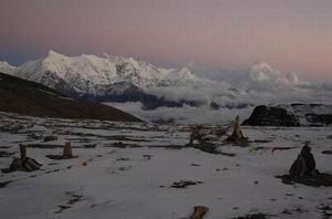 Sedlo a z n�ho jsou vid�t Annapurny. 