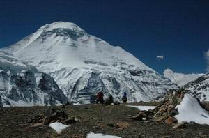 DHAULAGIRI !!! Poprv� ji vid�me na vlastn� o�i. V sedle byl velikej v�tr a nebyl �as se kochat. Rameno vyzch�zej�c� zleva ( ne to na obzoru ) je na�e cesta. 