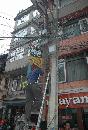 Kathmandu - oprava elektrick�ho vedenia