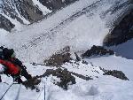 Z cesty nad C2. Je to těžší lezení, než se dostaneme na takovou sněhovou pláň.
