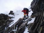 Z cesty nad C2. Je to těžší lezení, než se dostaneme na takovou sněhovou pláň.